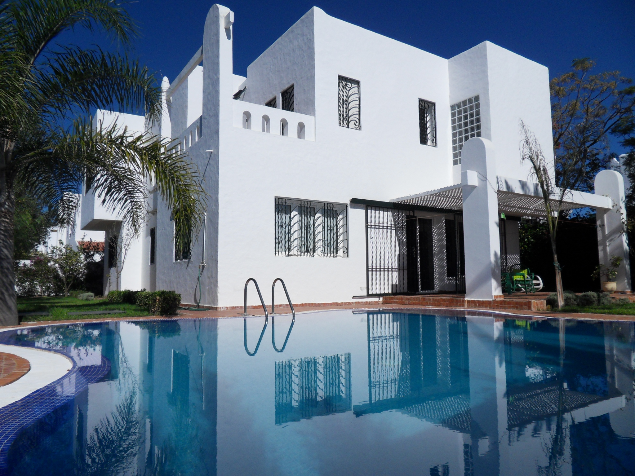 Tétouan, Cabo Negro – Villa d&rsquo;architecte avec piscine à vendre avec option de location longue durée — image 1